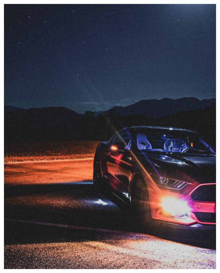 Ford Mustang med Recaro-säten fotograferad på natten, sportig interiör i fokus - Vamale Photography