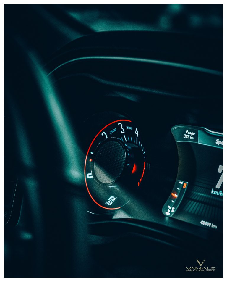Dodge Challenger interiörpanel, moderna detaljer och muskulös design i fokus - Vamale Photography