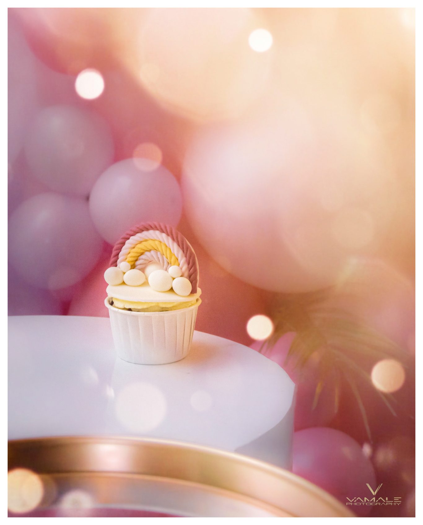 Lyxiga eleganta cupcakes på födelsedagskalas Lyxiga, eleganta cupcakes på födelsedagskalas, stilfullt arrangerade. Foto - Vamale Photography