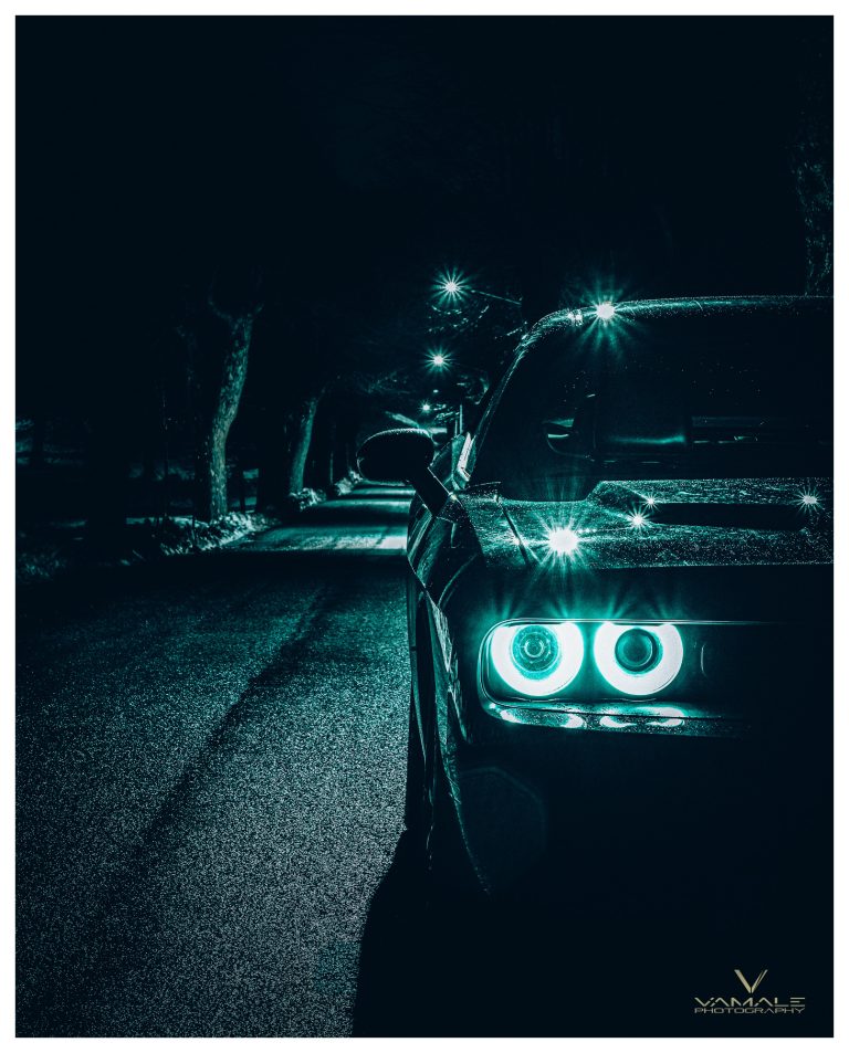 Dodge Challenger i nattmiljö ute i regnet, dramatisk belysning och kraftfull närvaro - Vamale Photography