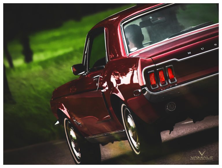 Ford Mustang kör iväg sedd bakifrån, klassisk muskelbil i rörelse och tidlös känsla - Vamale Photography