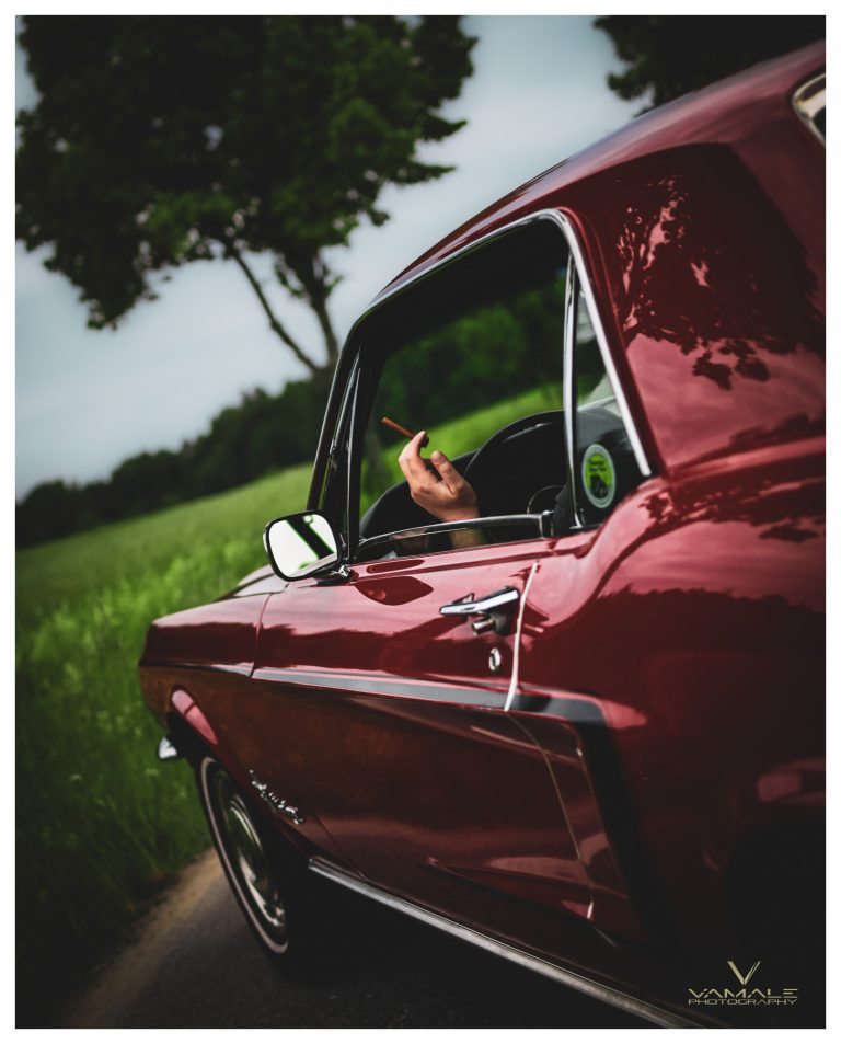 Ford Mustang 1968 i vinröd färg, klassisk amerikansk muskelbil med tidlös design - Vamale Photography