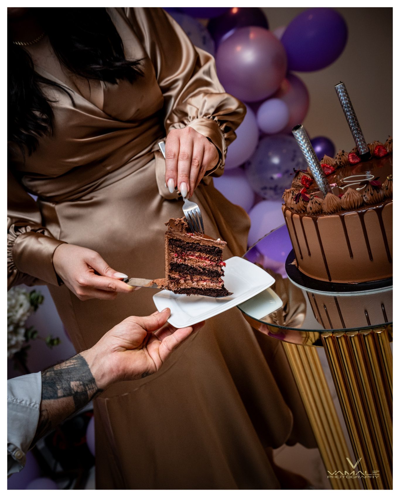 Tårtstycke för 30-årsdag Tårtstycke för trettioårsdag, elegant presenterat och fotograferat under ett stilfullt vuxenfirande. Foto - Vamale Photography