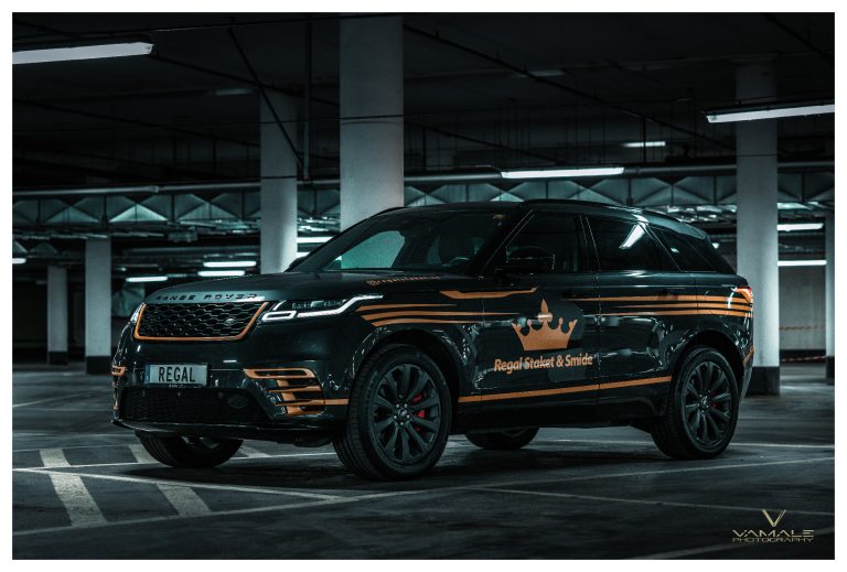 Range Rover Velar med företagsdesign, proffsig striping och tydlig branding i fokus - Vamale Photography
