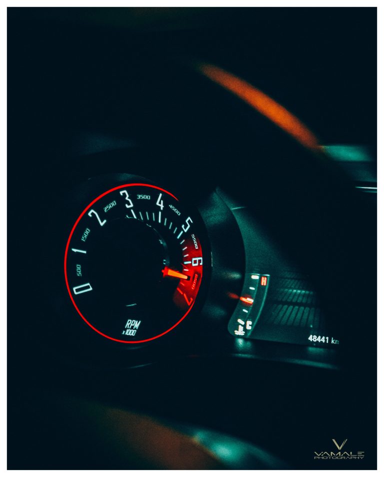Dodge Challenger interiör med instrumentpanel, tydliga detaljer och sportig känsla - Vamale Photography