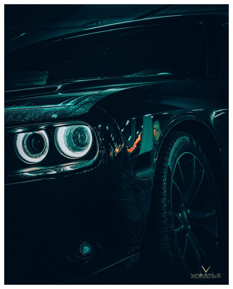Dodge Challenger i regnig nattmiljö, dramatisk belysning och kraftfull närvaro - Vamale Photography