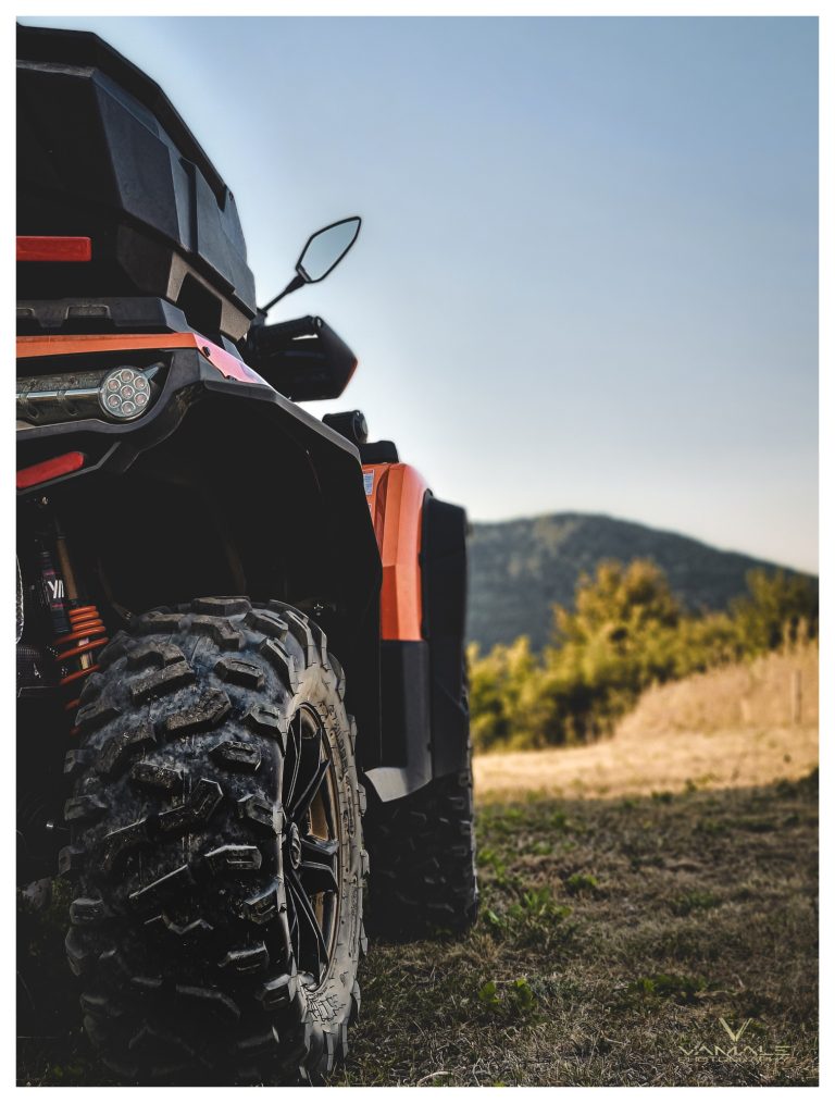 Orange CF Moto quad i terräng, kraftfull körning och robust design i fokus - Vamale Photography