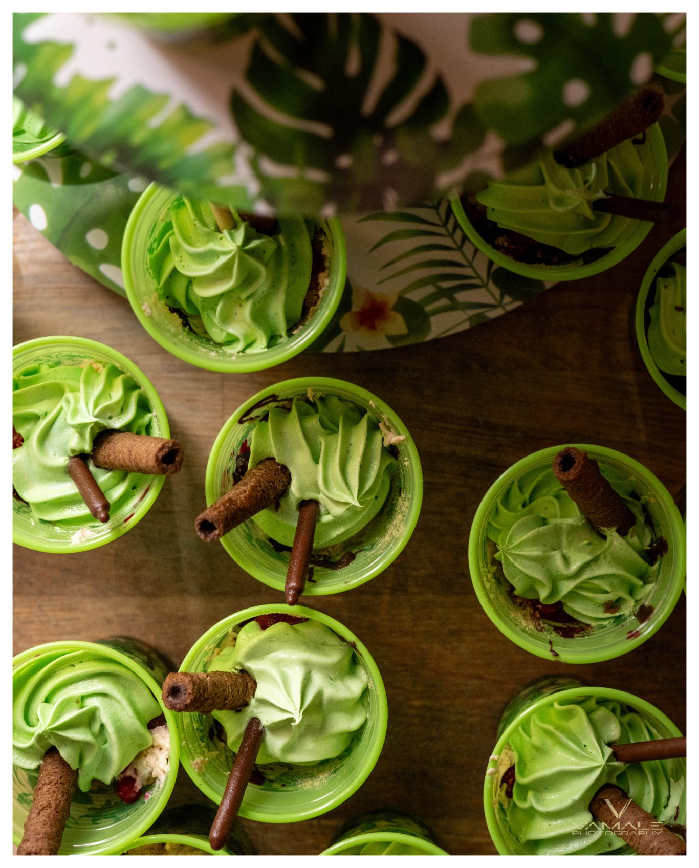 Cupcakes på 1-årskalas Gröna mint cupcakes på ettårskalas, söta och färgglada bakverk arrangerade festligt under barnets första firande. Foto - Vamale Photography