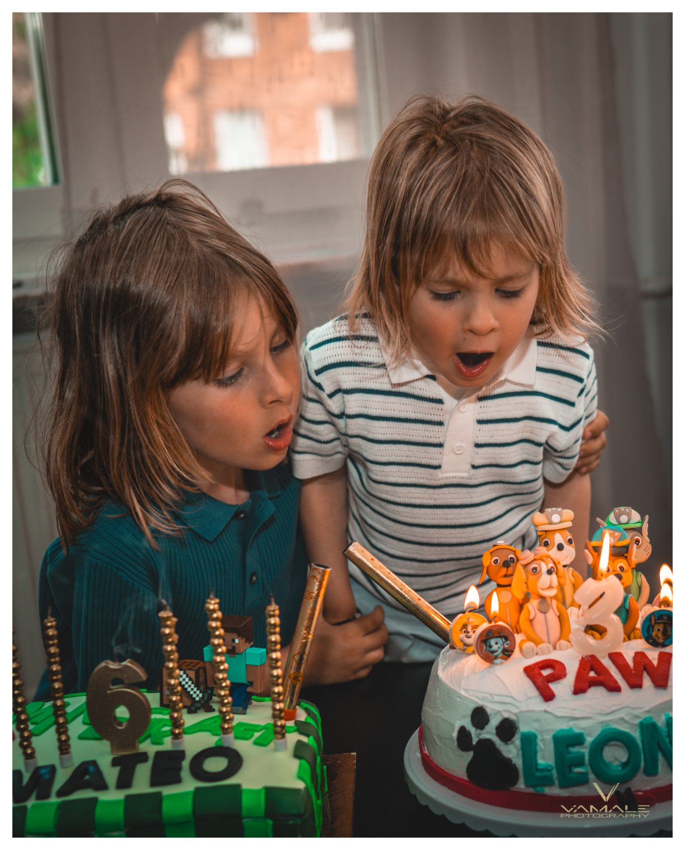 Två bröder blåser ljus på kalas Två bröder blåser ut ljus på sina födelsedagstårtor under ett lekfullt kalas. Foto - Vamale Photography