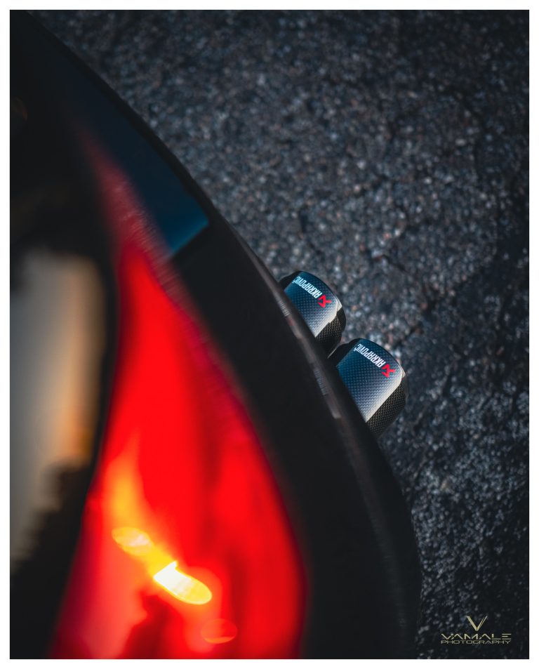 BMW baksida med fokus på Akrapovic-avgasrör, sportig design och kraftfull detalj - Vamale Photography