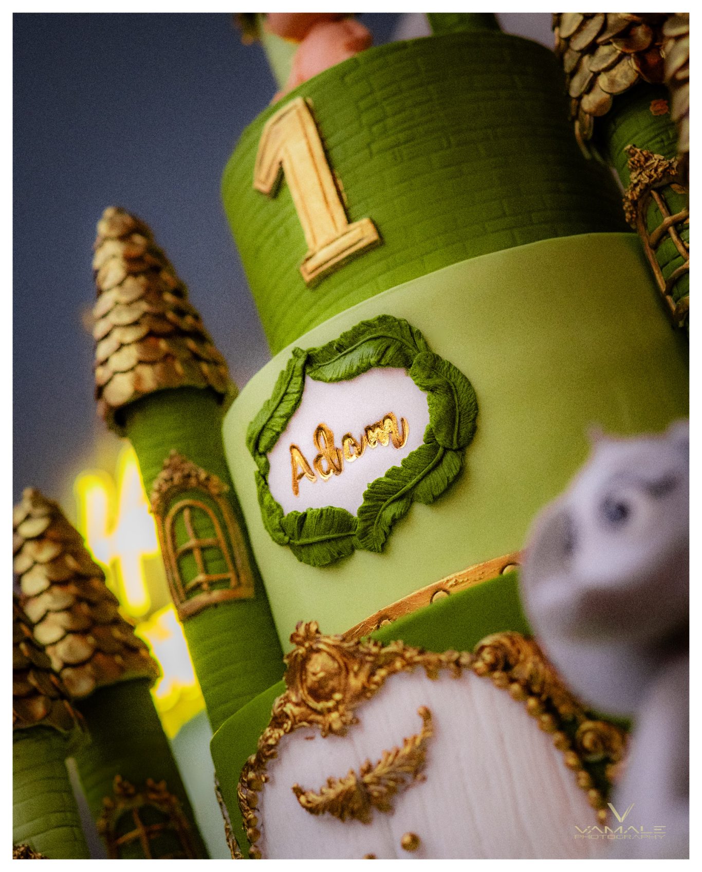 Slottstårta för 1-årsdag Tårta formad som ett slott för ettårsdagen, fantasifull och detaljerad i en lekfull festmiljö. Foto - Vamale Photography