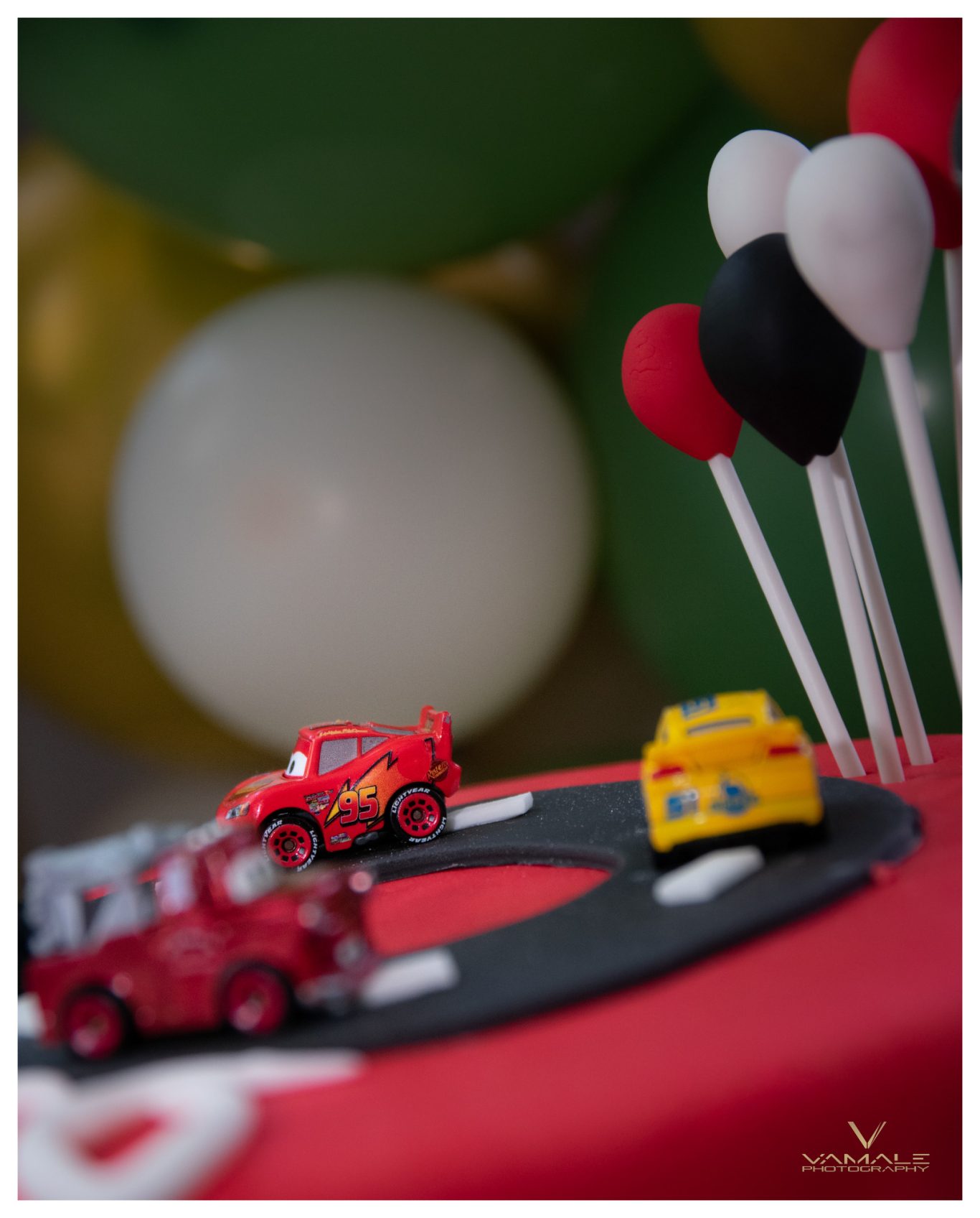 Födelsedagstårta med Cars-tema Födelsedagstårta med Cars-bilstema, färgglatt dekorerad och fotograferad i miljö. Foto - Vamale Photography
