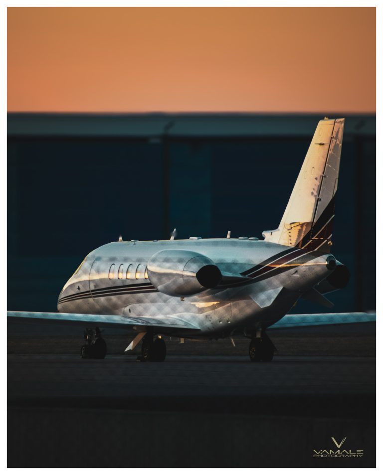 Privatjet utanför hangaren, elegant flygplansdesign och exklusiv miljö i fokus - Vamale Photography