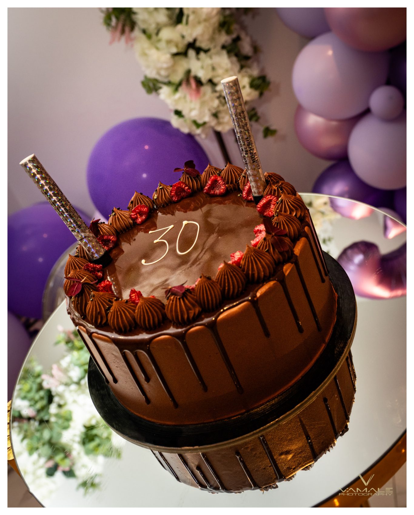 Chokladtårta på 30-årsdag Trettioårsfirande med chokladtårta, professionellt fotograferat i en elegant och festlig miljö. Foto - Vamale Photography