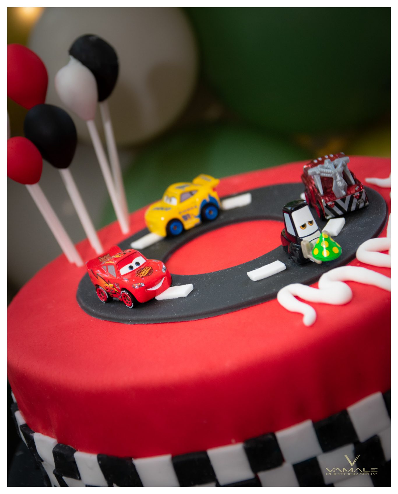 Cars barntårta för födelsedag Cars barntårta för födelsedag, färgstarkt dekorerad och professionellt fotograferad i en lekfull miljö. Foto - Vamale Photography