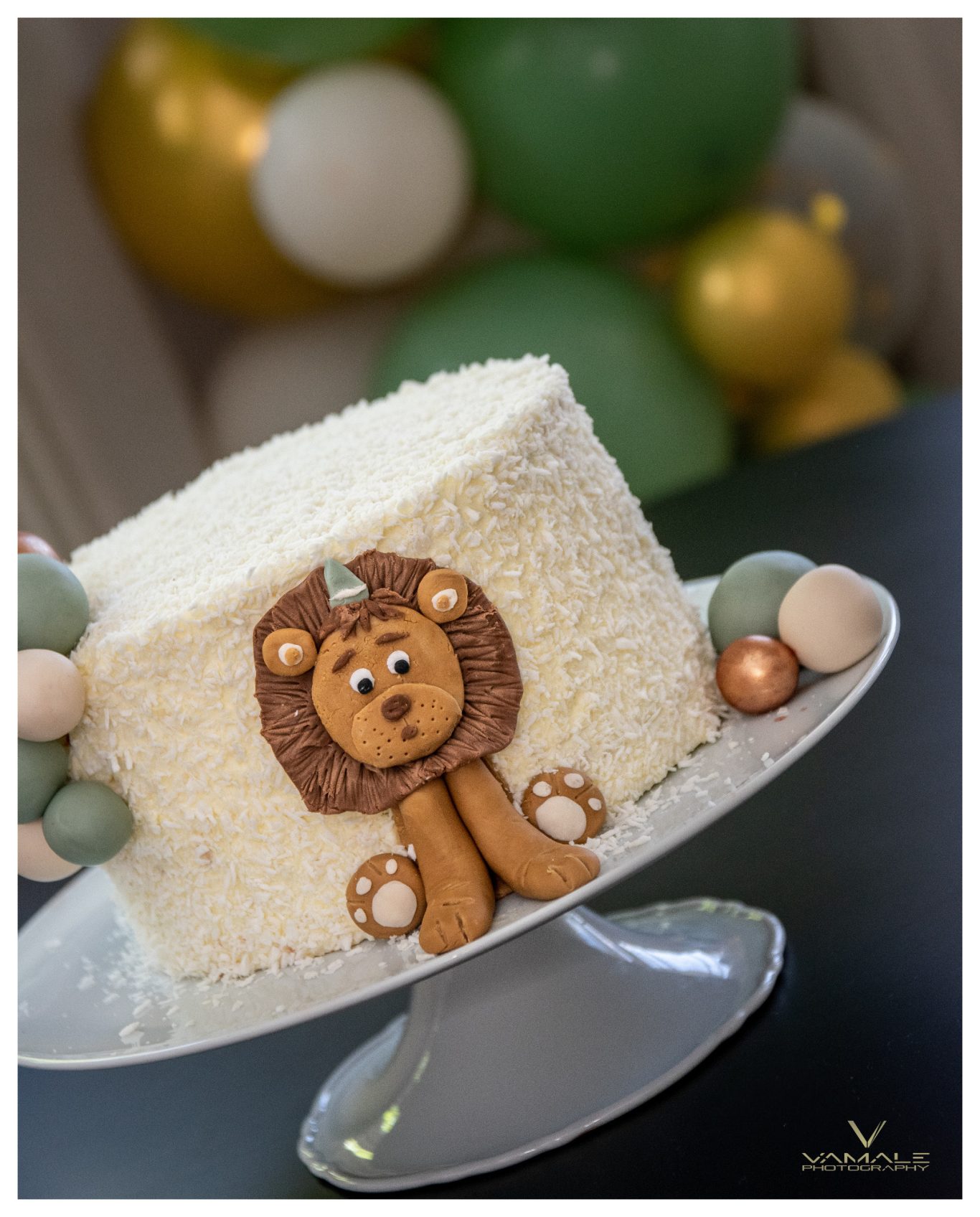 Lejontårta för barnkalas Lejontårta för barnkalas, lekfullt dekorerad och fotograferad i en färgglad och festlig miljö. Foto - Vamale Photography