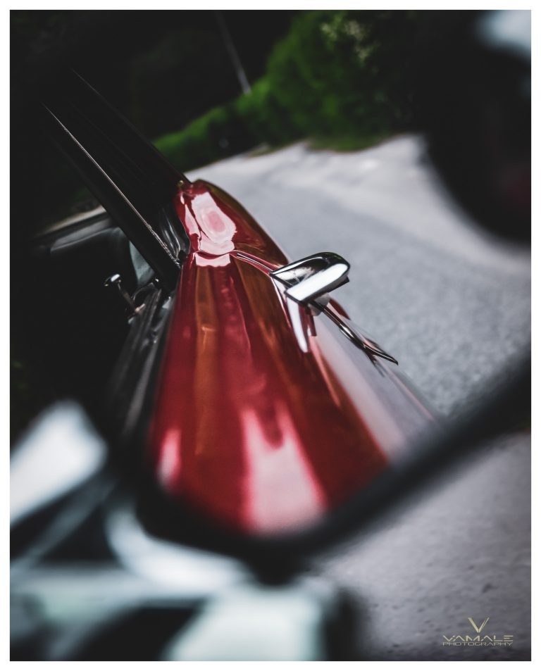 Ford Mustang 1968 fotad i spegelperspektiv, klassisk muskelbil med unik vinkel - Vamale Photography
