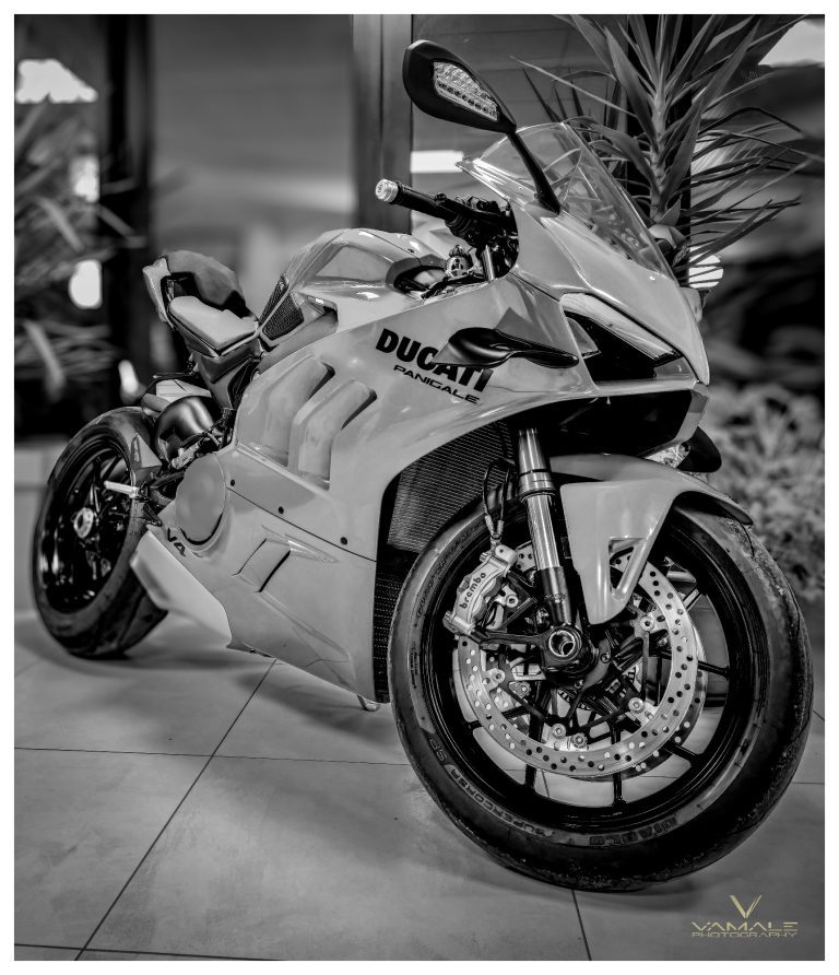 Ducati Panigale hero shot i svart vit, kraftfull sportdesign och ikonisk siluett i fokus - Vamale Photography