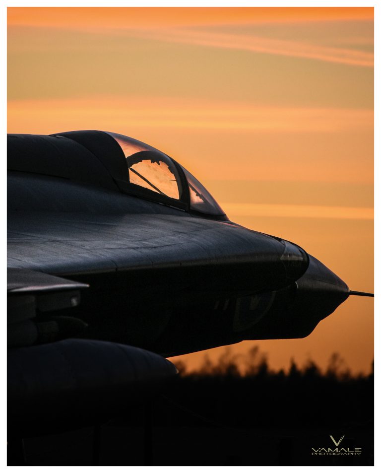 Framdel av stridsflygplan, kraftfull militär design och tekniska detaljer i fokus - Vamale Photography