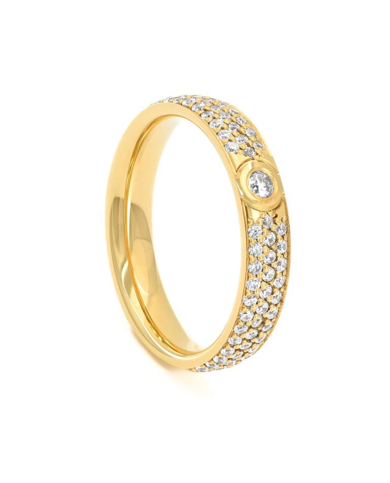 Röd Stingray sportbil vid havet en vacker dag, elegant linjer och klassisk stil - Vamale Photography