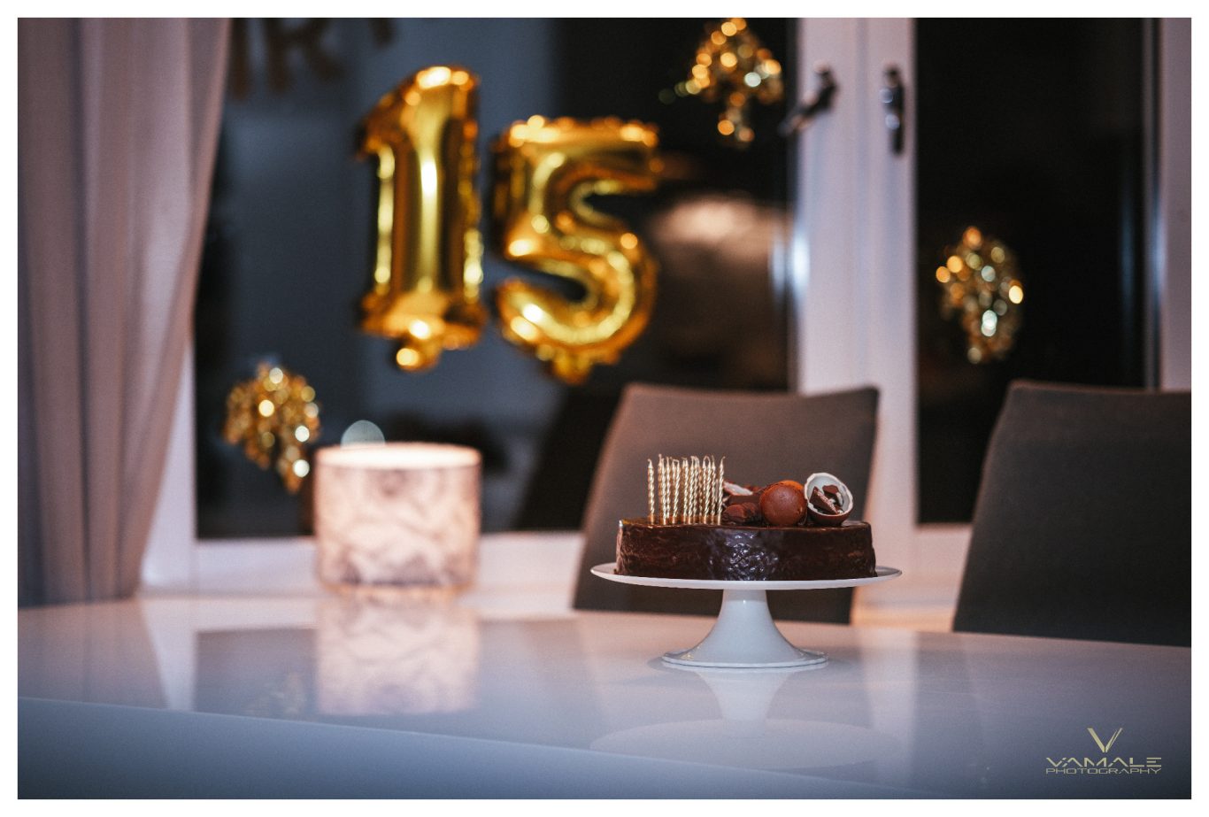 Kinderchokladtårta med lyxiga detaljer Kinderchokladtårta med eleganta lyxdetaljer, stilfullt dekorerad och fotograferad för ett festligt firande. Foto - Vamale Photography