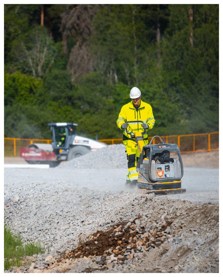 Arbetsredskap Vibropadda som packar marken, tydlig arbetsprocess och industriell miljö i fokus - Vamale Photography