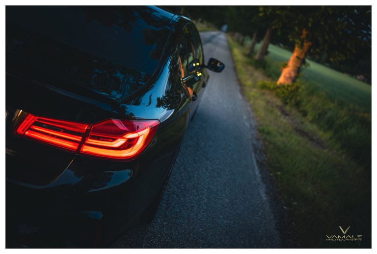 Svart BMW 530 sedd bakifrån i skogsmiljö, elegant linjer och lugn omgivning - Vamale Photography