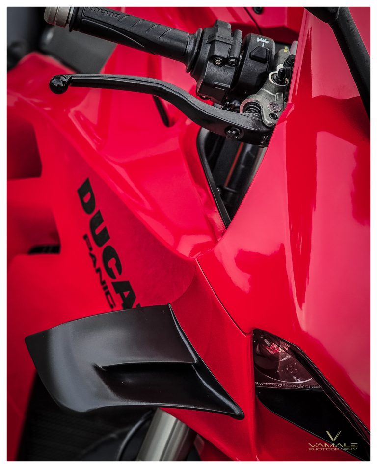 Sidodetalj på Ducati Panigale 2024, sportig linjering och precisionsdesign i fokus - Vamale Photography