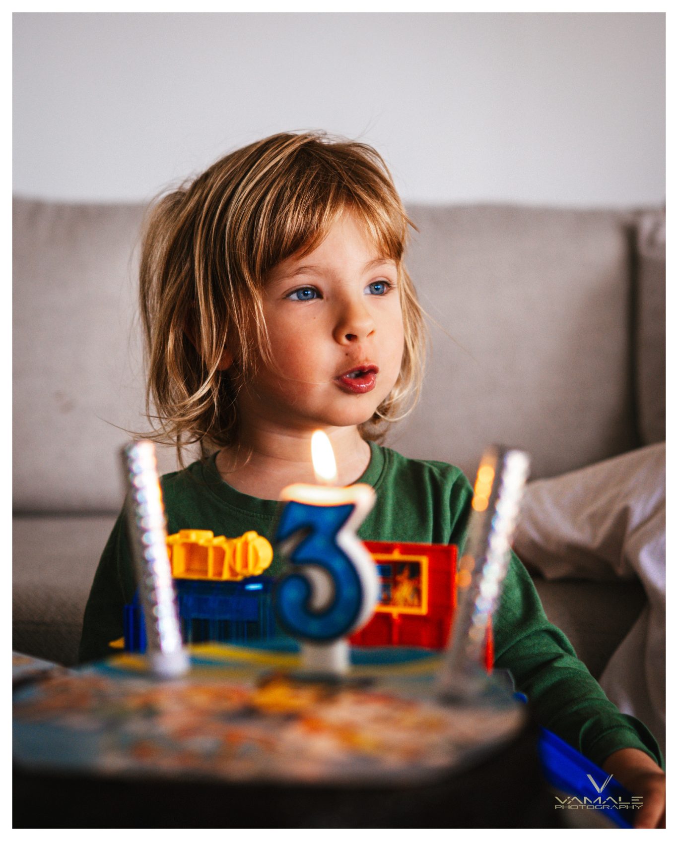 Pojke framför sin födelsedagstårta Vacker pojke framför sin födelsedagstårta, professionellt fotograferad i en varm och glädjefylld miljö. Foto - Vamale Photography