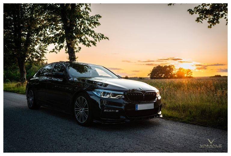 BMW 530 från sidan vid solnedgång, mjukt ljus och elegant siluett i fokus - Vamale Photography