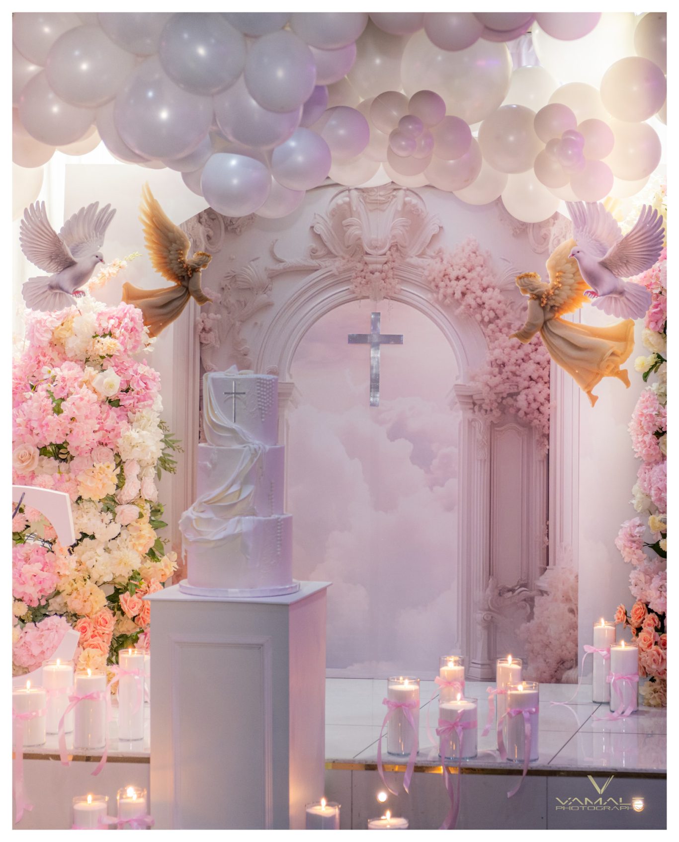 Festlig tårta för dop Elegant dopstårta dekorerad och fotograferad för ett minnesvärt dopfirande. Foto - Vamale Photography