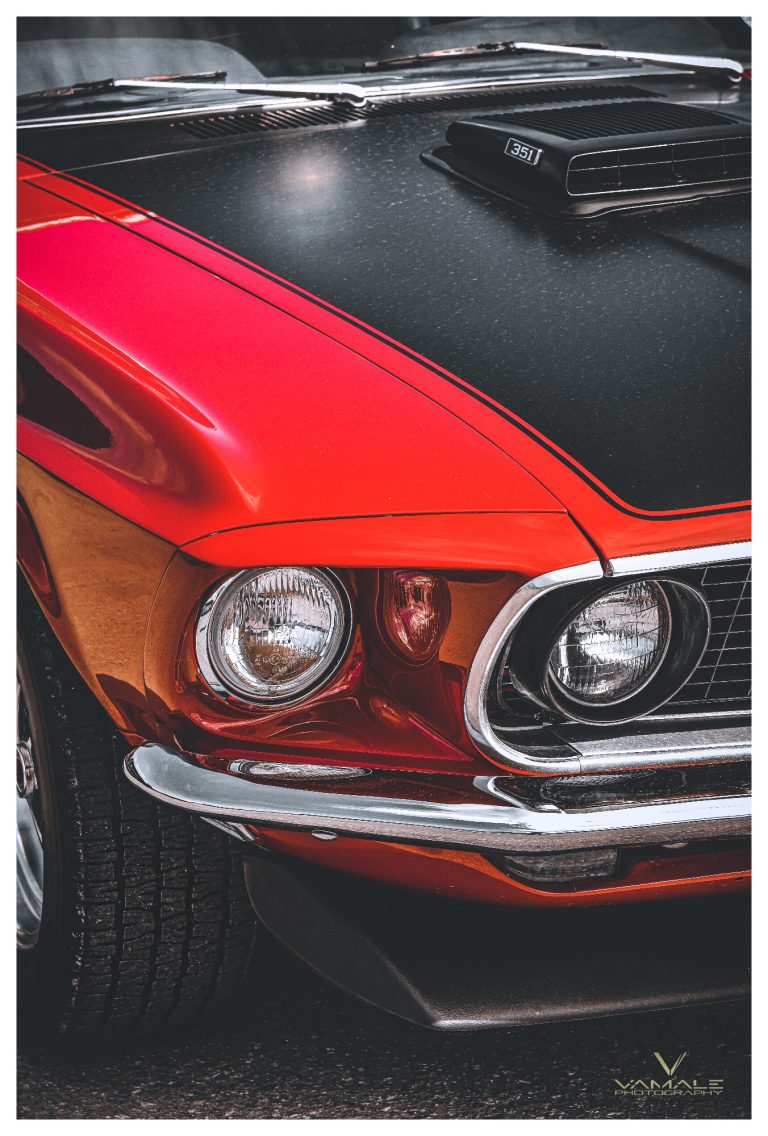 Framsida av röd sportig Ford Mustang före 1966, klassisk muskelbil med ikonisk stil - Vamale Photography