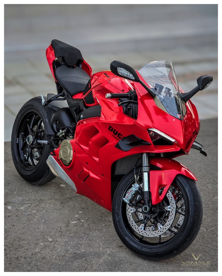 Röd Ducati Panigale helbild, sportig profil och dynamisk design fångad i detalj - Vamale Photography