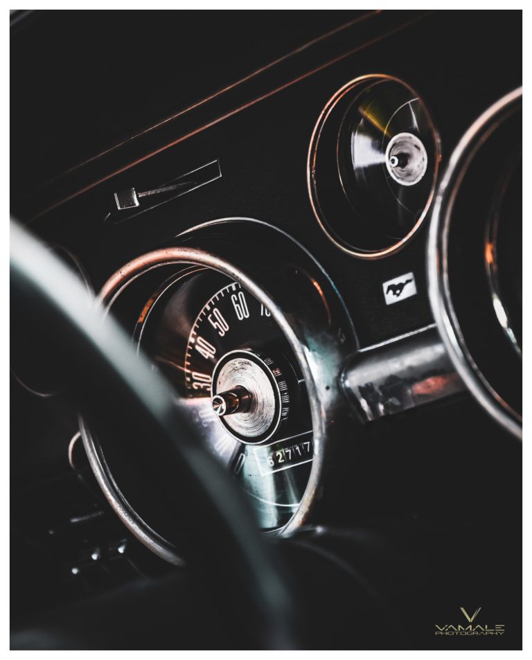Ford Mustang 1968 instrumentpanel, klassisk interiör och tidstypiska detaljer i fokus - Vamale Photography