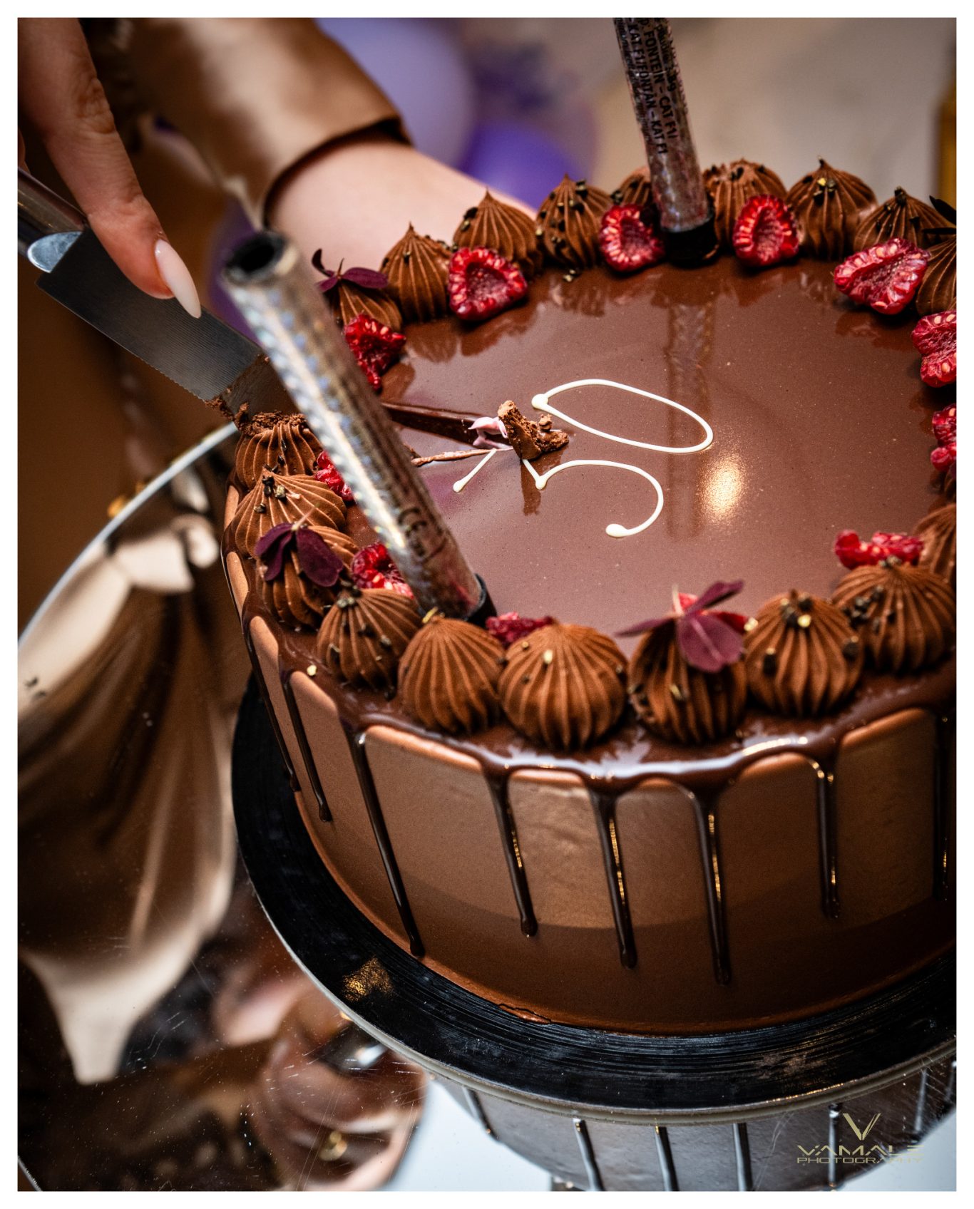 Chokladtårta för 30-årsdag Chokladtårta för trettioårsdag, elegant dekorerad och fotograferad under ett stilfullt vuxenfirande. Foto - Vamale Photography