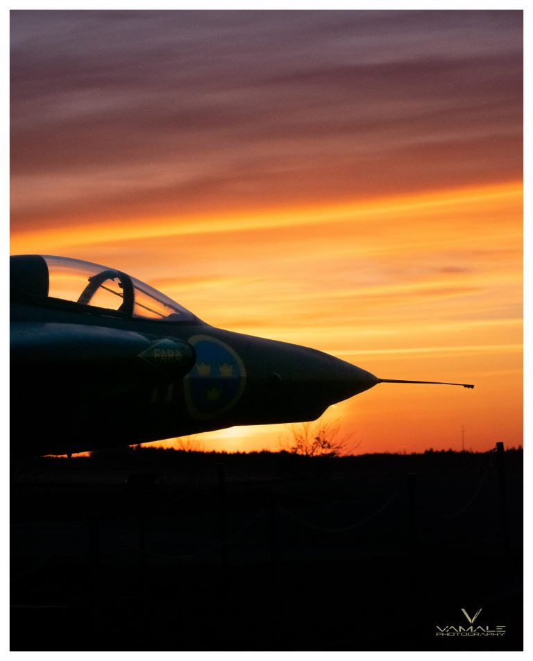 Stridsflygplan vid kvällssolnedgång, dramatisk Top Gun-känsla och kraftfull siluett - Vamale Photography