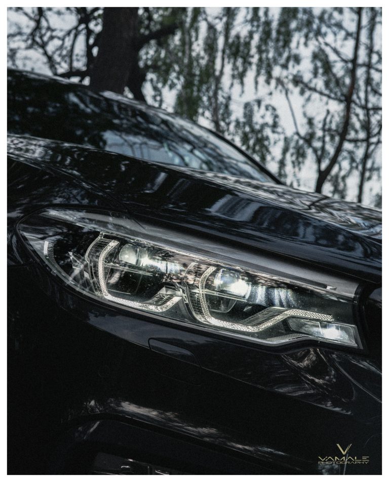 BMW 530 med aggressiv look, sportig front och tydliga designlinjer i fokus - Vamale Photography