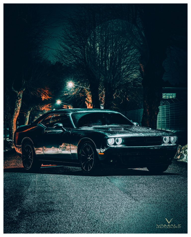 Dodge Challenger i regnig nattmiljö, fångad ur en annan vinkel med dramatisk ljussättning - Vamale Photography