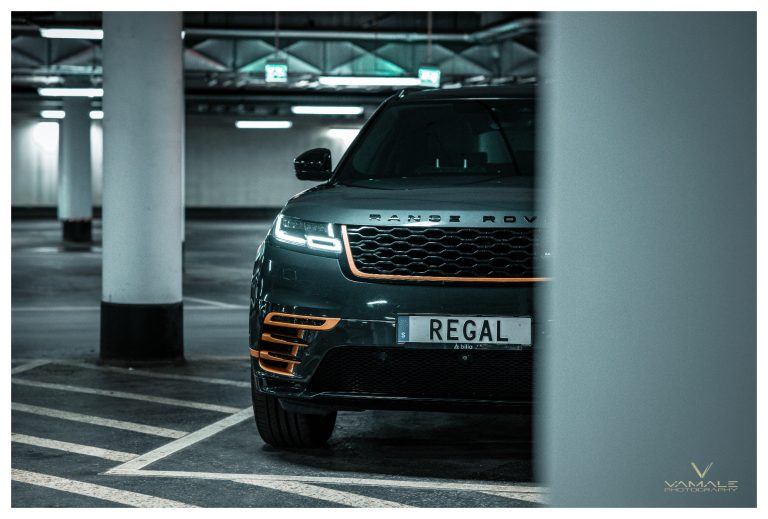 Range Rover Velar med företagsstriping, stilren design och tydlig logotyp i fokus - Vamale Photography