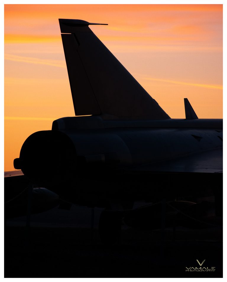 Stridsflygplansmotor i solnedgång, tekniska detaljer och dramatisk militär siluett - Vamale Photography