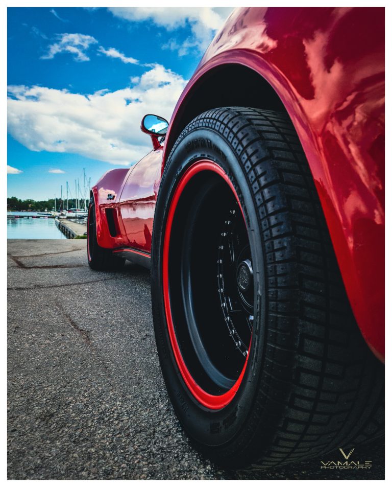 Stingray-bilens däck fotat från låg vinkel, kraftfull och maffig profil i fokus - Vamale Photography