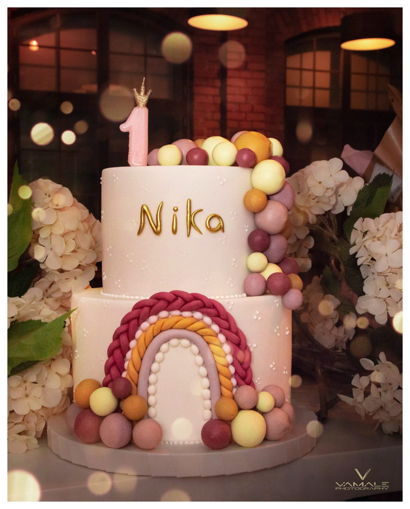 Stor tårta för 1-årskalas Stor elegant tårta för ettårskalas, vackert dekorerad och fotograferad i en festlig och mjuk miljö. Foto - Vamale Photography