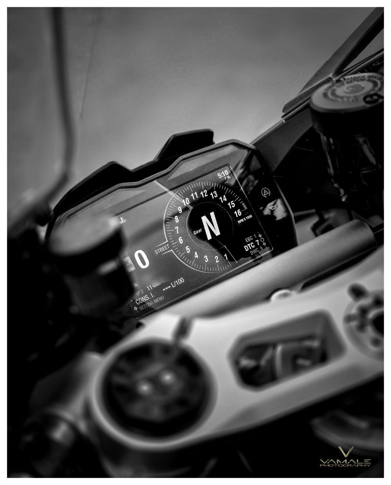 Instrumentpanel på Ducati Panigale i svartvitt, tydliga linjer och teknisk detalj - Vamale Photography