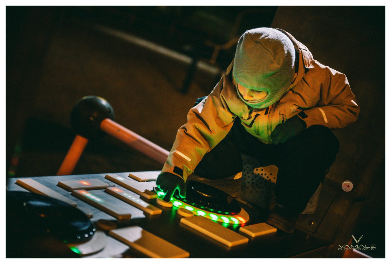 Barn leker med DJ-utrustning på kalas Barn som leker med DJ-utrustning på sitt kalas i utemiljö, professionellt fångat i en lekfull feststämning. Foto - Vamale Photography