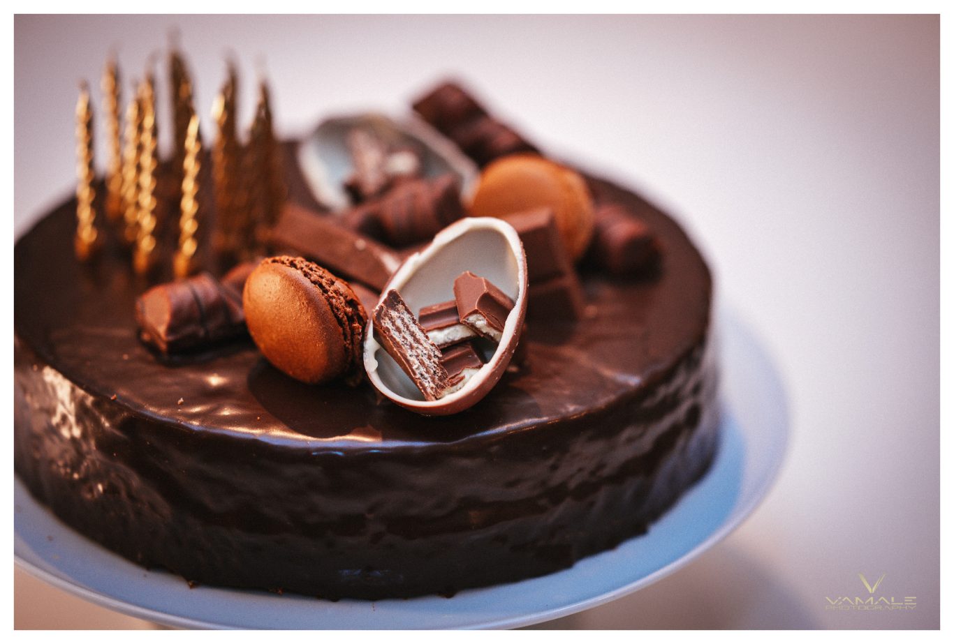 Kinder-tårta för 15-årsdag Kinder-tårta dekorerad för en femtonårsdag, fotograferad under ett festligt firande med ljusa detaljer i fest. Foto - Vamale Photography