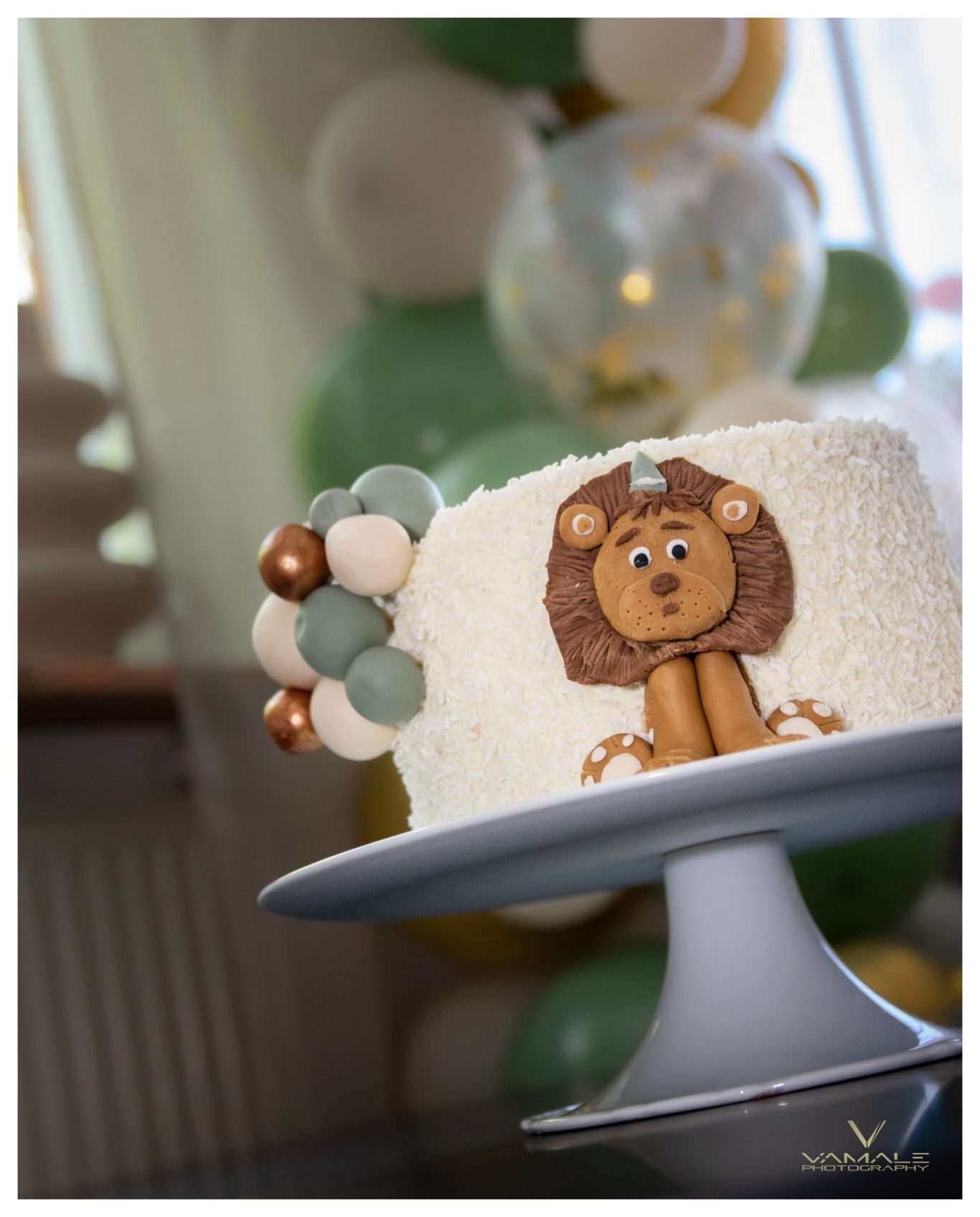 Kokostårta på födelsedag Kokostårta professionellt fotograferad på ett födelsedagsfirande, med eleganta detaljer och festlig atmosfär. Foto - Vamale Photography