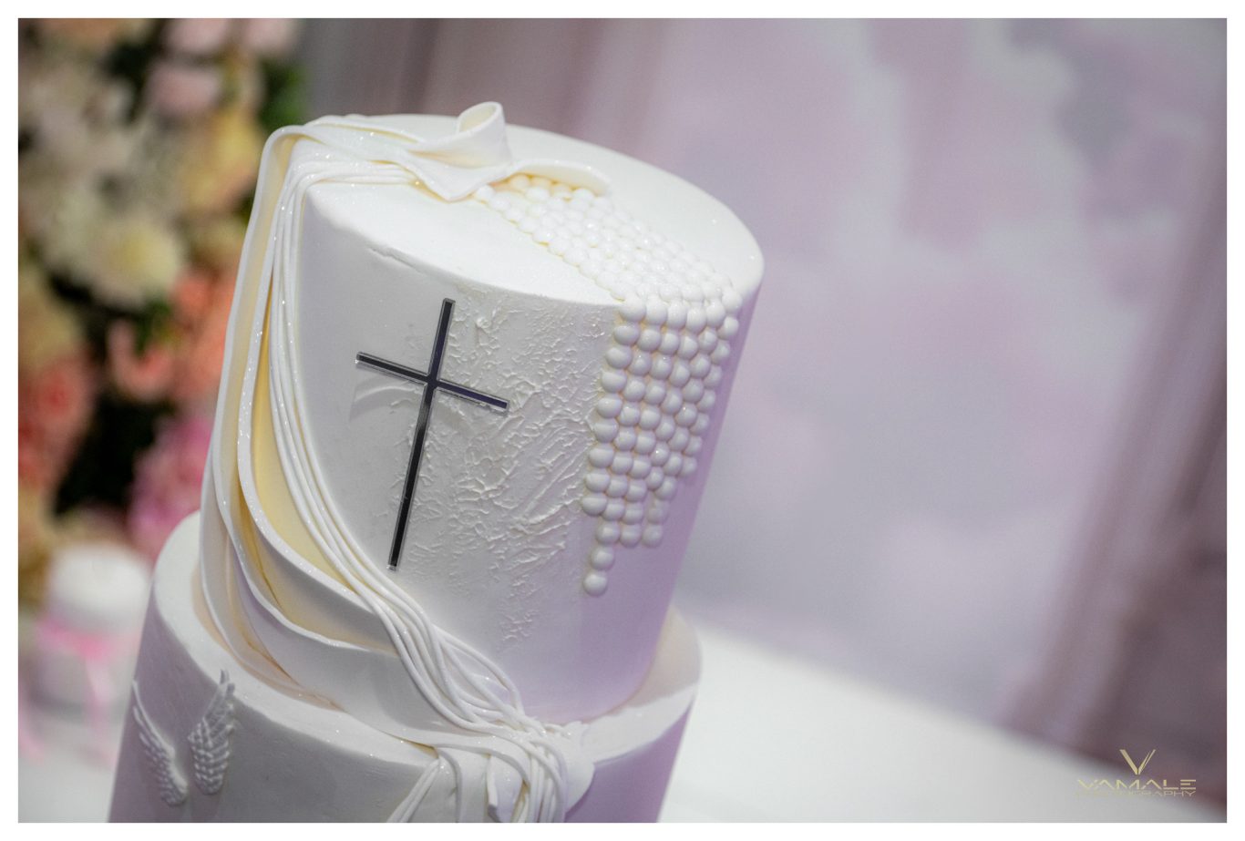 Festlig tårta för dop Festlig tårta för dop, vackert dekorerad och professionellt fotograferad i en varm och stilfull miljö. Foto - Vamale Photography