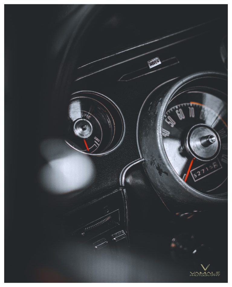 Ford Mustang hastighetsmätare, klassisk instrumentdesign och tydliga retrodetaljer - Vamale Photography