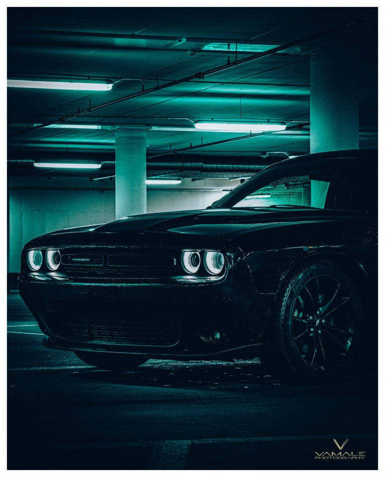 Dodge Challenger i garage med filmljus, dramatisk stämning och kraftfull siluett - Vamale Photography