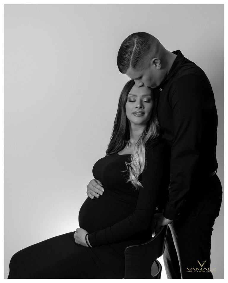 Röd Stingray sportbil vid havet en vacker dag, elegant linjer och klassisk stil - Vamale Photography